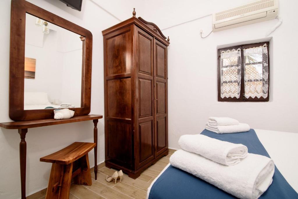 Een bed of bedden in een kamer bij Santorini Crystal Blue Boutique Hotel