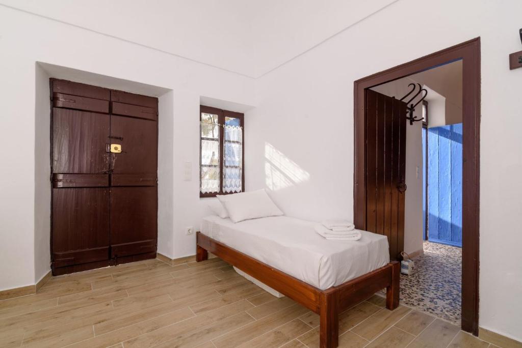 Een bed of bedden in een kamer bij Santorini Crystal Blue Boutique Hotel