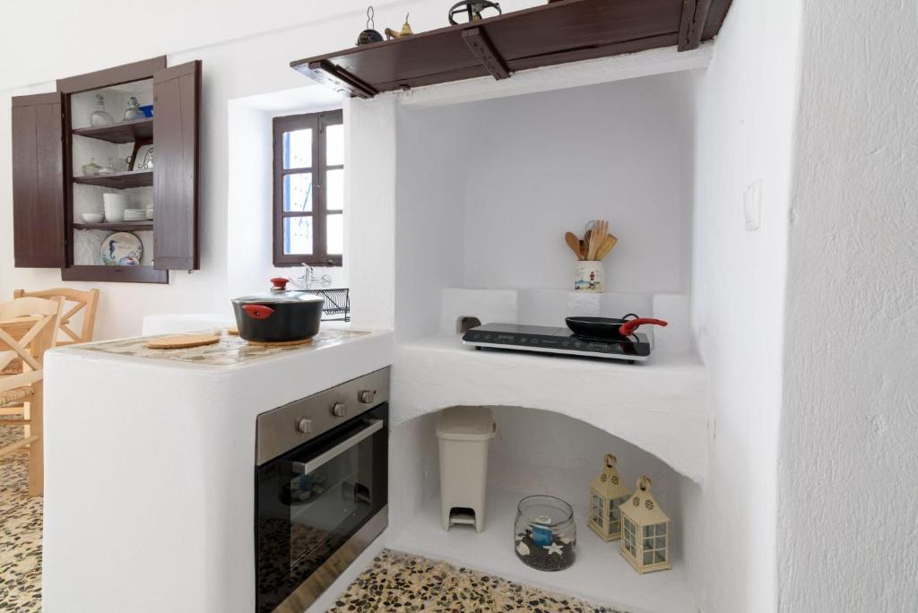 Een keuken of kitchenette bij Santorini Crystal Blue Boutique Hotel