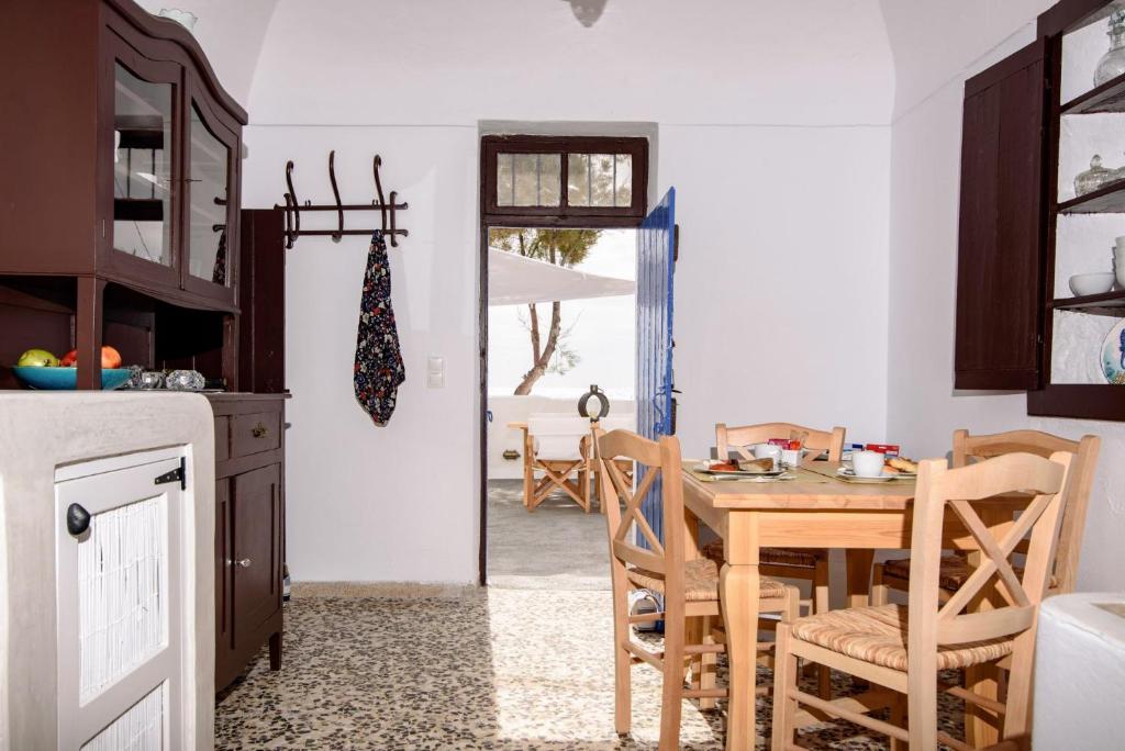Een keuken of kitchenette bij Santorini Crystal Blue Boutique Hotel