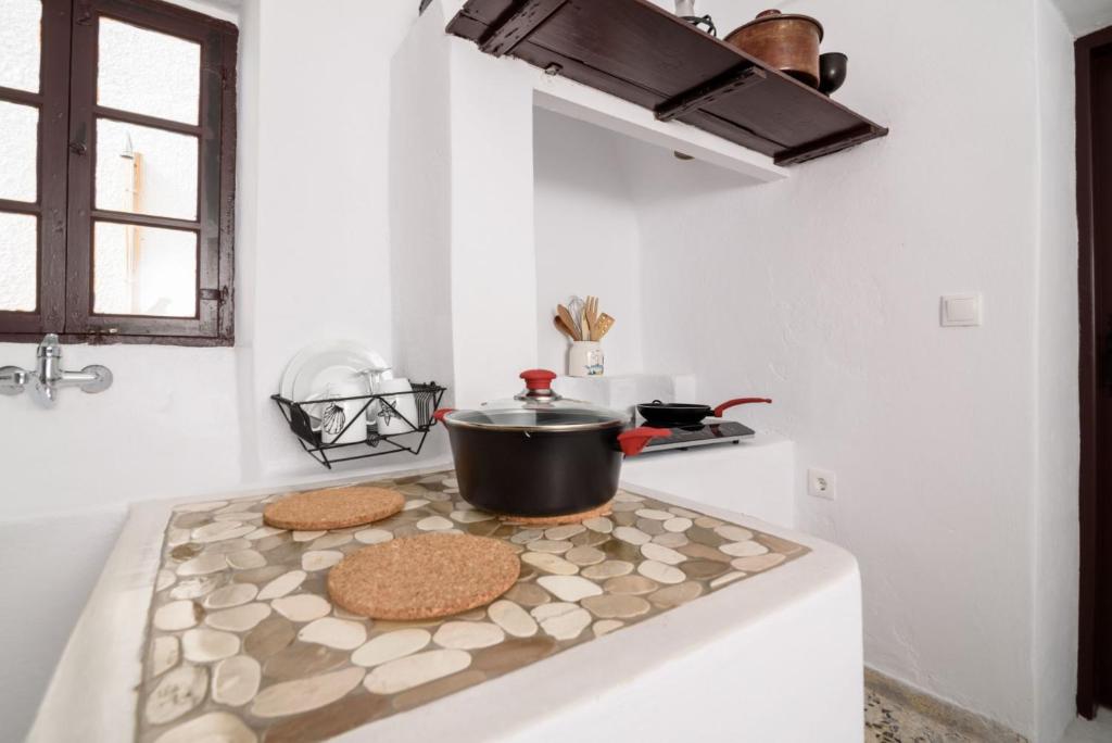Een keuken of kitchenette bij Santorini Crystal Blue Boutique Hotel