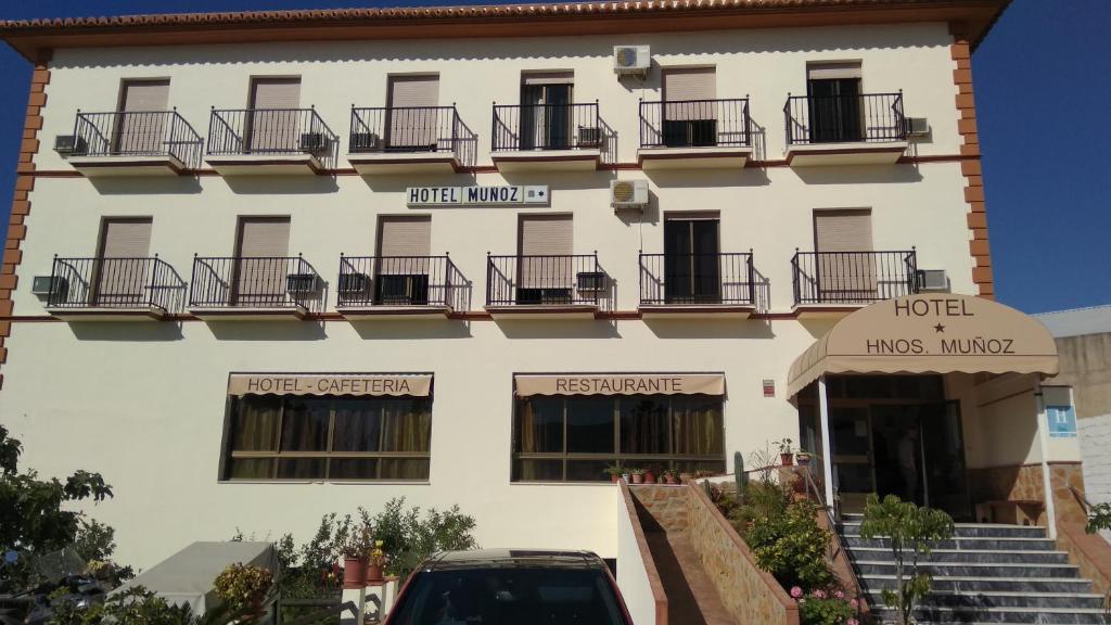ein großes weißes Gebäude mit Balkonen darauf in der Unterkunft Hotel Muñoz in Motril