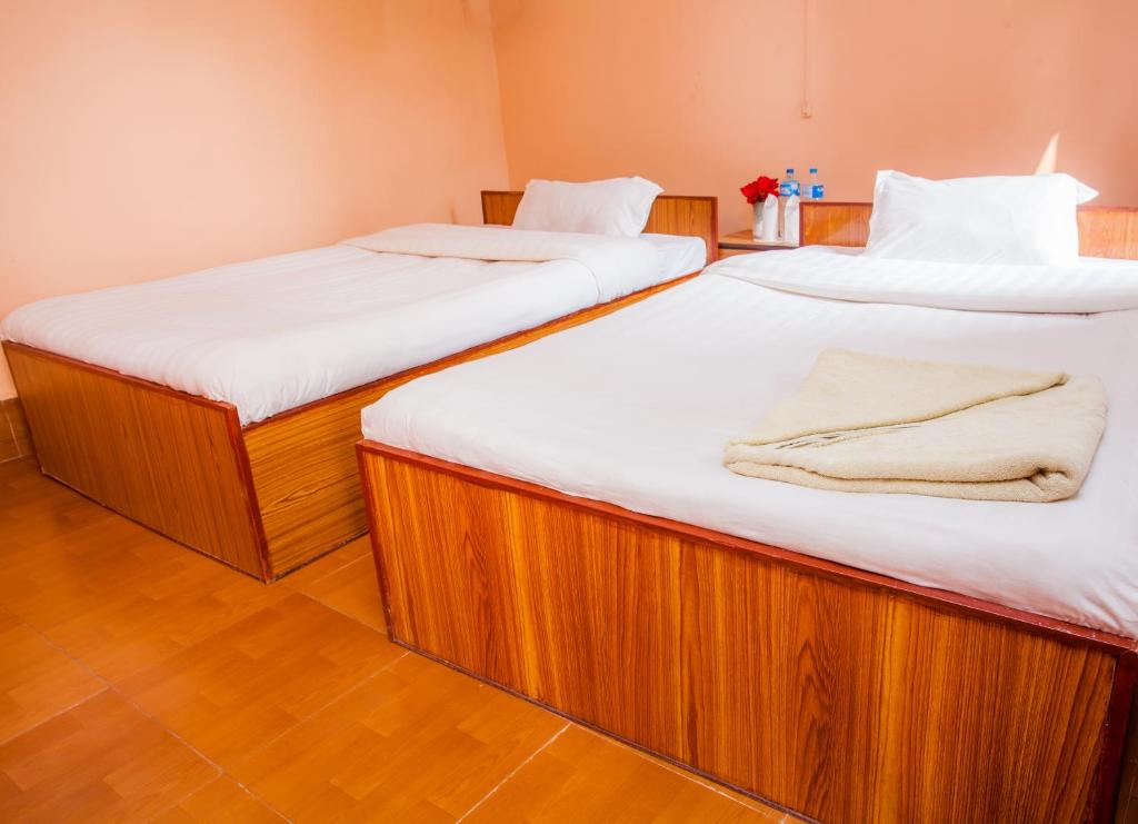 Postel nebo postele na pokoji v ubytování Chitwan Tiger Camp
