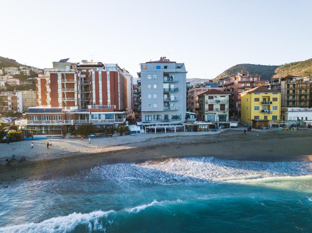 widok na plażę z budynkami i ocean w obiekcie Hotel Maremola w mieście Pietra Ligure