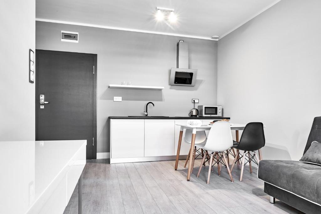 Kuchyňa alebo kuchynka v ubytovaní Apartamenty Między Jeziorami - Free Parking, FV