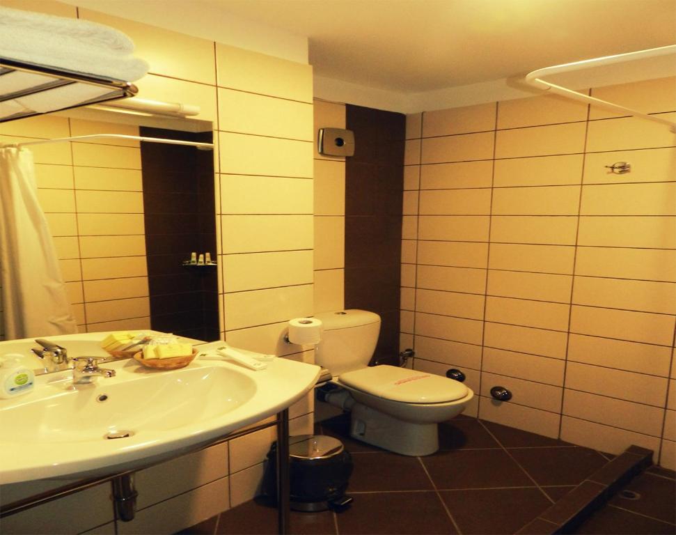 Koupelna v ubytování Plaza Hotel