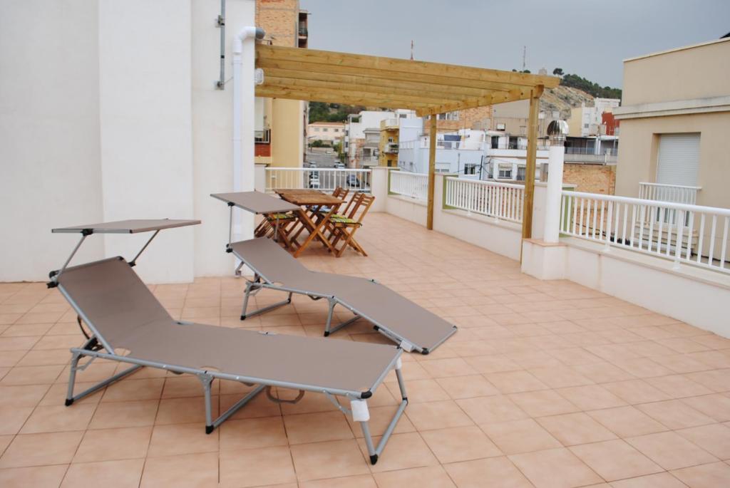 balkon z dwoma krzesłami i stołem w obiekcie Apartaments el tiet w mieście Sant Carles de la Ràpita