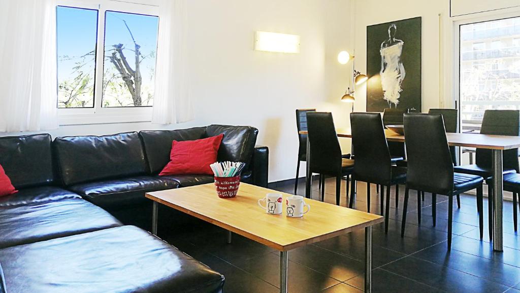 a living room with a couch and a table with chairs at Apartamento Florencia in Salou