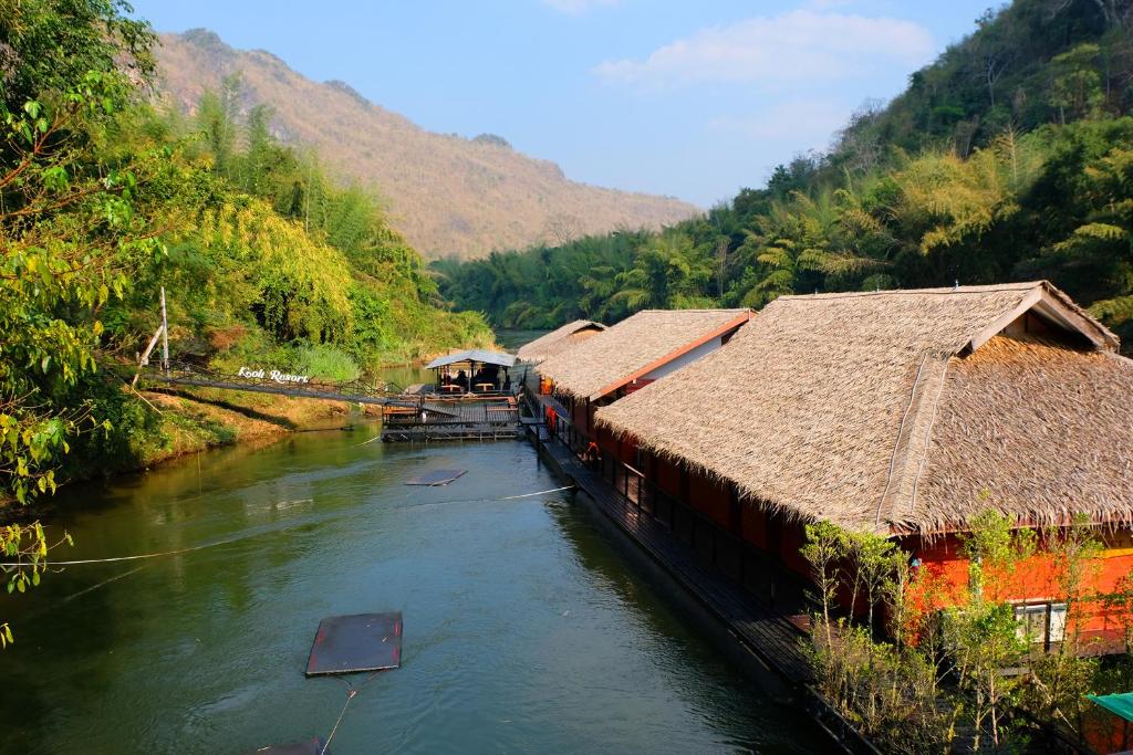 Rzeka z jakimiś barakami na jej boku w obiekcie Koh Mueangkarn Paradise View Resort w mieście Sai Yok