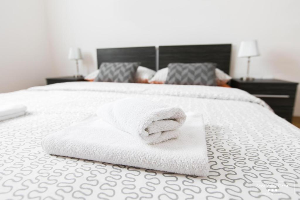 Un pat sau paturi într-o cameră la Luxurious RUBY Apartment with SAUNA