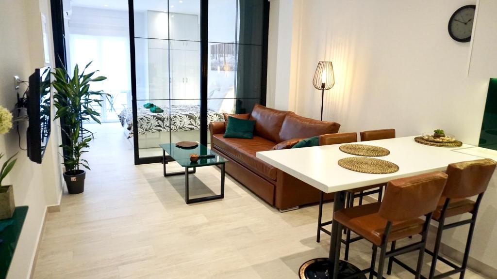 ein Wohnzimmer mit einem Sofa und einem Tisch in der Unterkunft Industrial Style Studio in Athens in Athen