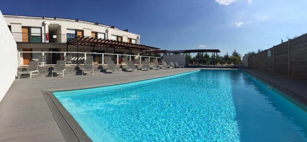 una gran piscina junto a un edificio en Adonis Aix en Provence, en Aix-en-Provence