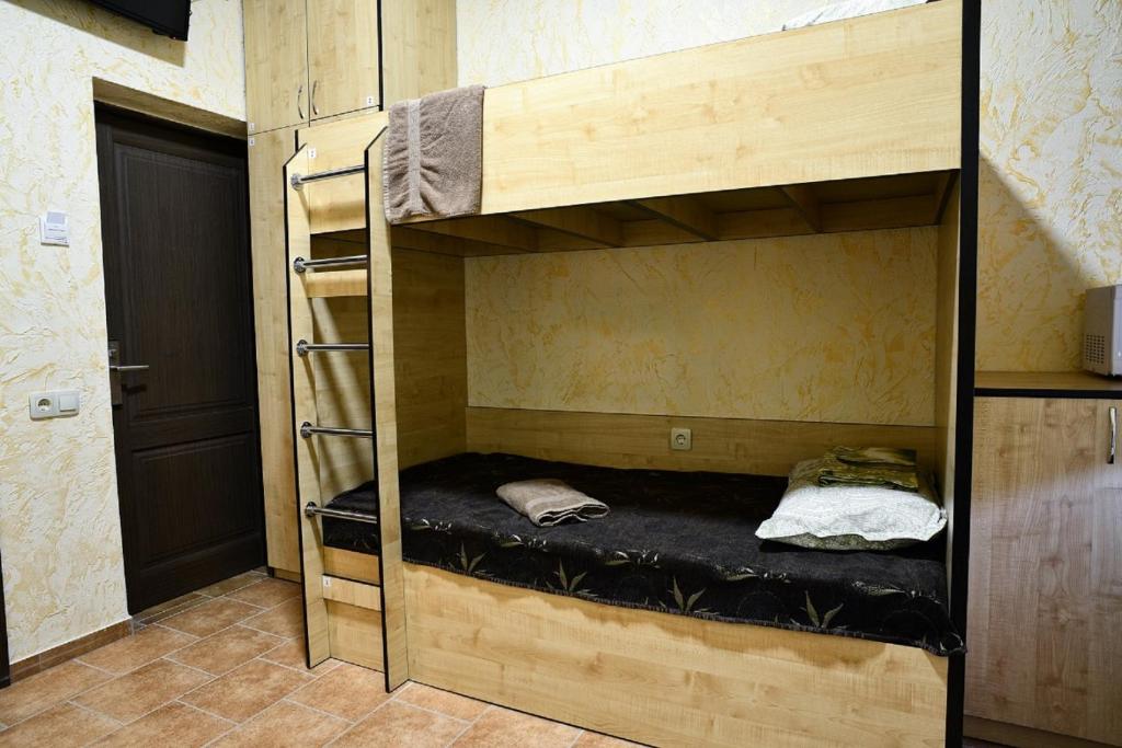 Palanda nebo palandy na pokoji v ubytování Logovo Hostel