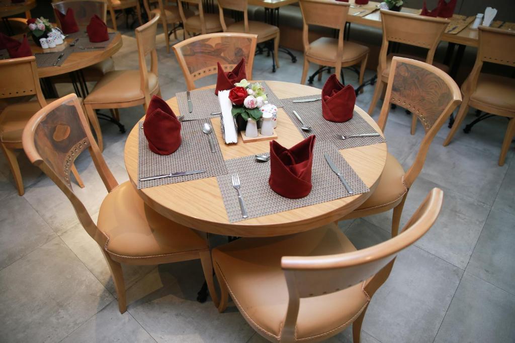 Restaurace v ubytování Versailles by Vieras Hotel