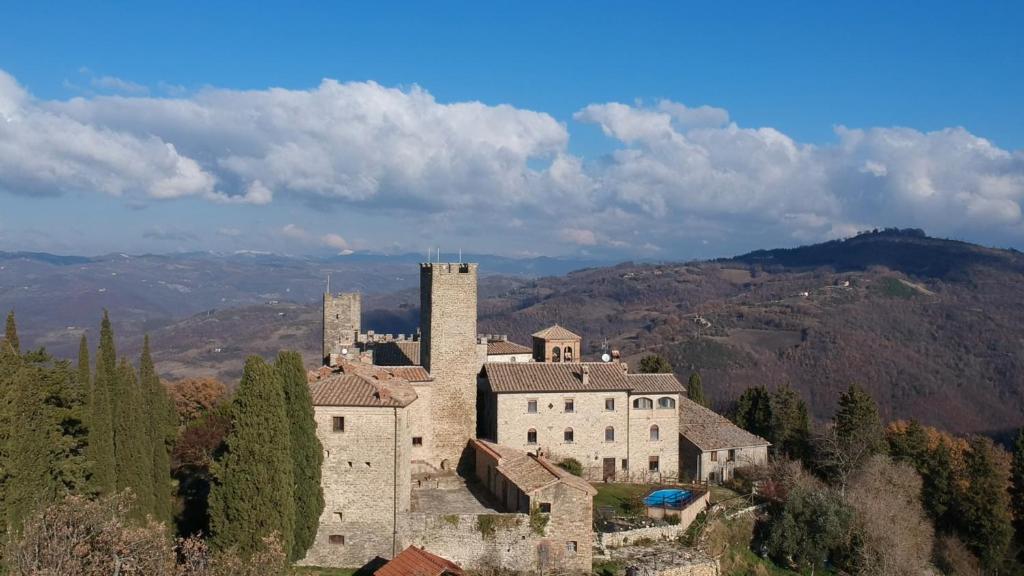 an old building on top of a mountain at Castello Di Giomici in Valfabbrica