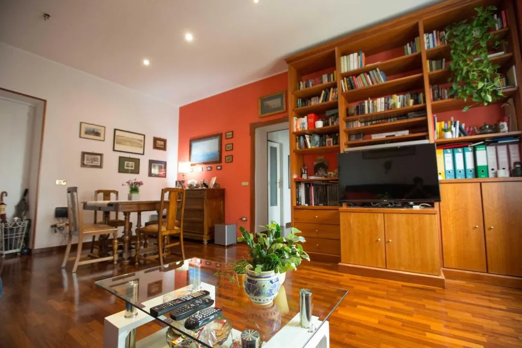 The Royal Flat, Napoli, Italia