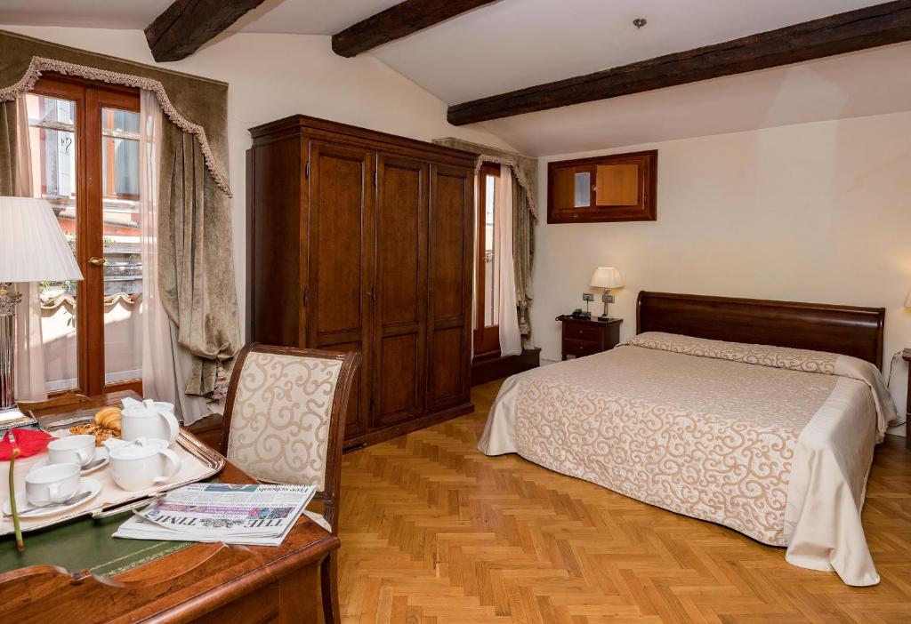 Postel nebo postele na pokoji v ubytování Hotel Dell'Opera