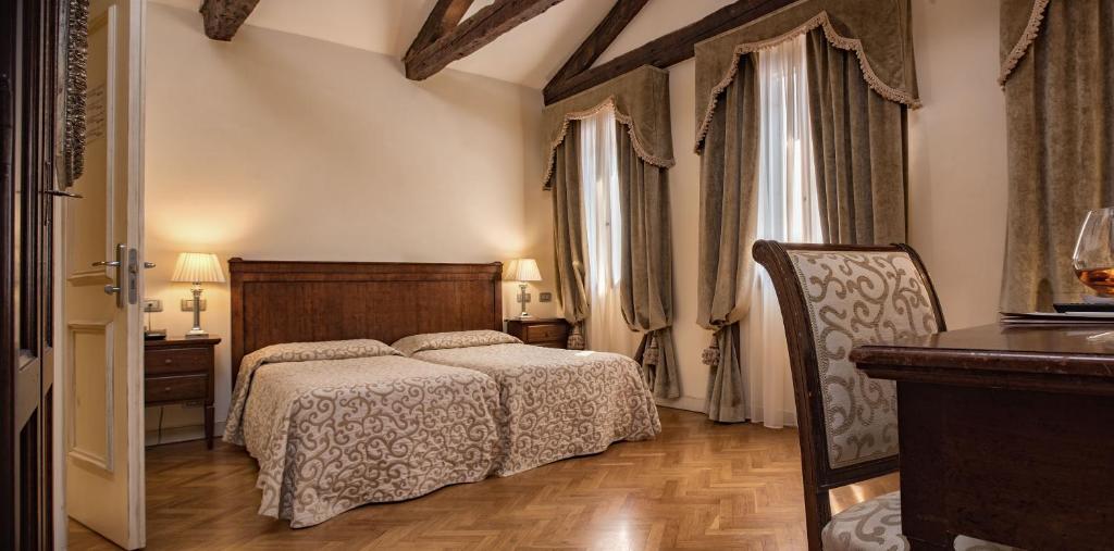 Postel nebo postele na pokoji v ubytování Hotel Dell'Opera