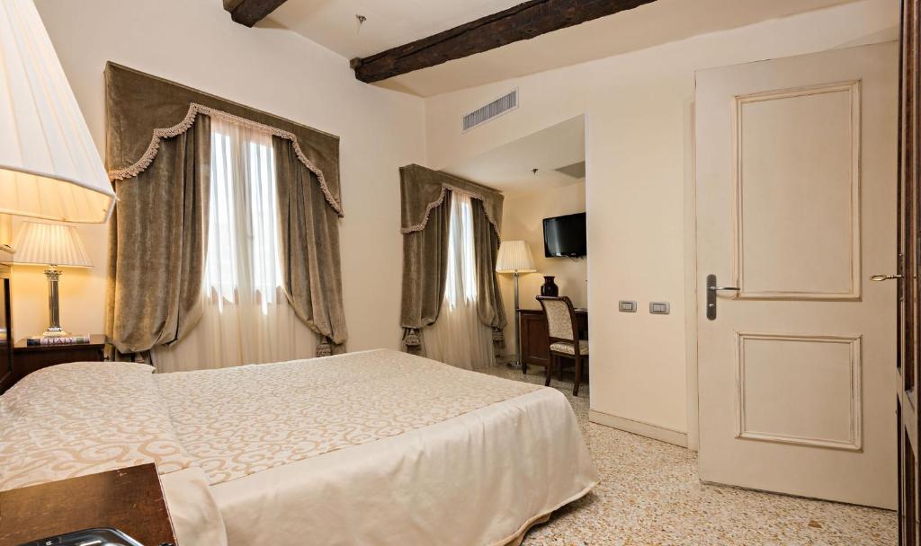 Postel nebo postele na pokoji v ubytování Hotel Dell'Opera