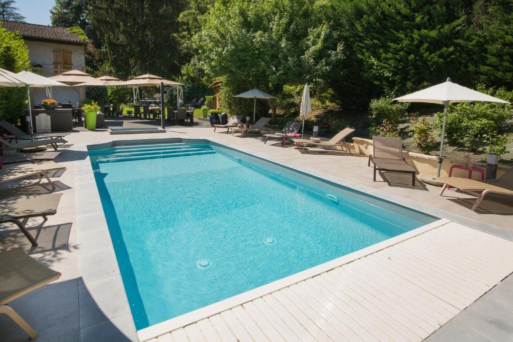 Bazén v ubytování Logis Hotel Le Petit Casset nebo v jeho okolí