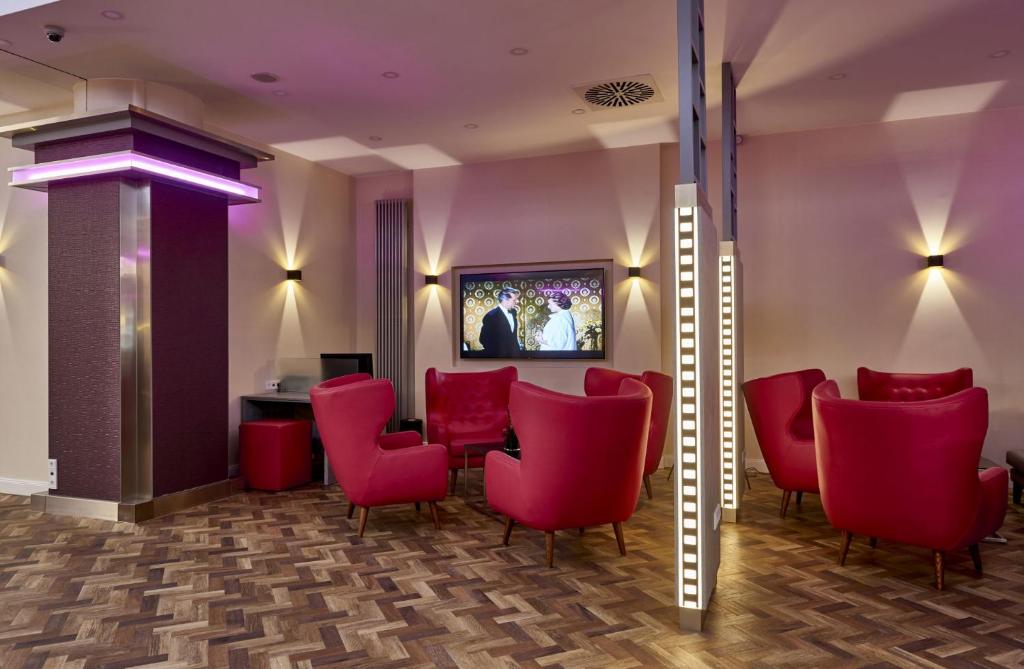 TV a/nebo společenská místnost v ubytování Hollywood Media Hotel am Kurfürstendamm