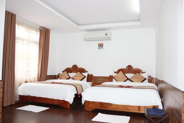 Giường trong phòng chung tại Yen Minh Hotel Thien An