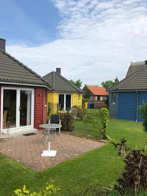 a patio with a table in a yard at Ostseebungalow-Peters in Börgerende-Rethwisch