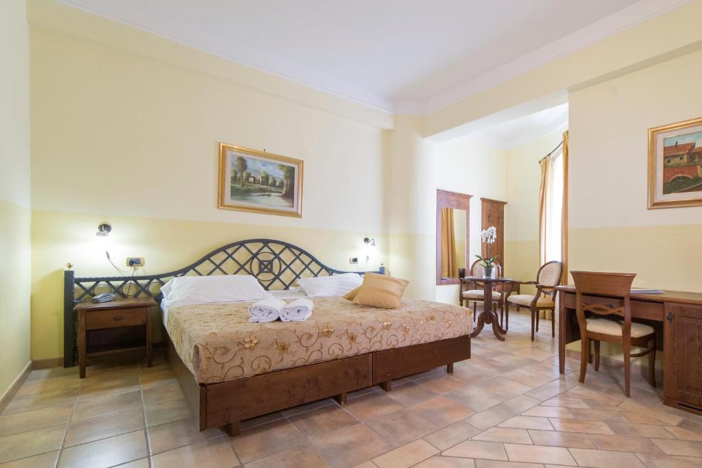 Montefusco的住宿－Hotel Castello Torre in Pietra，卧室配有一张床和一张桌子及椅子
