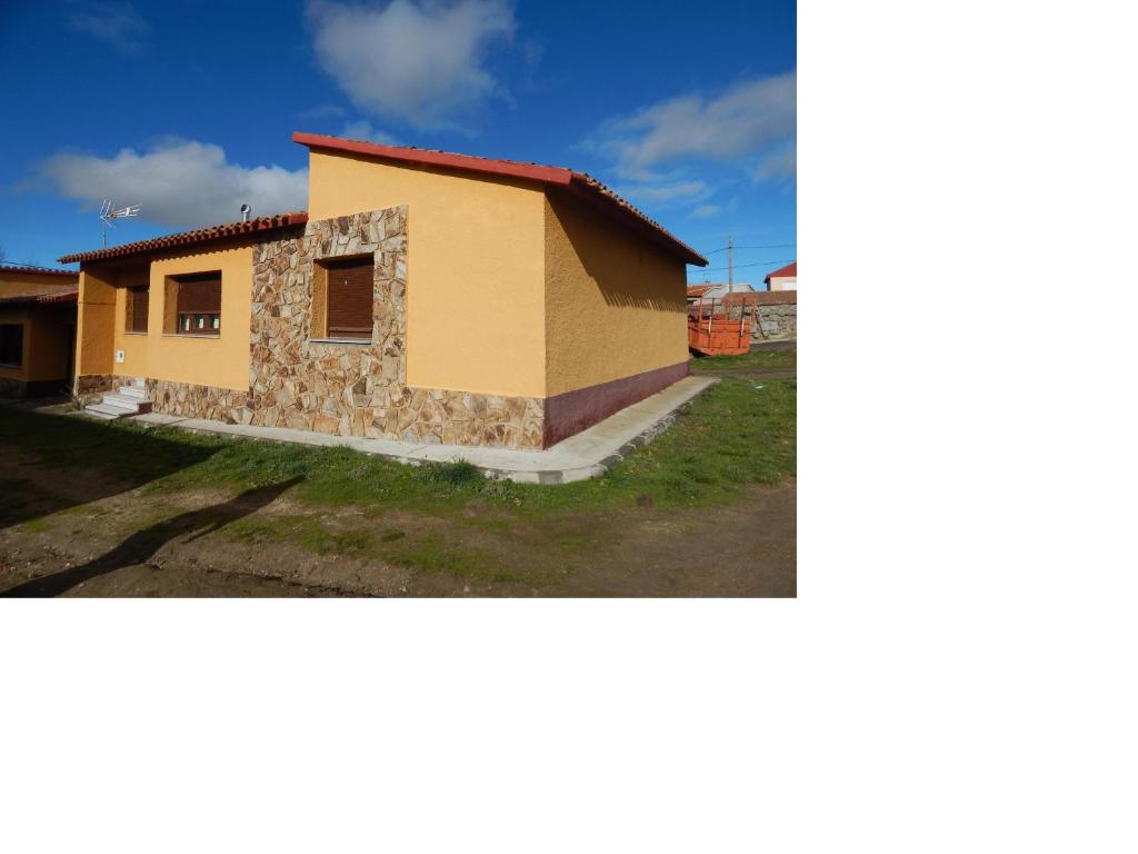 ein kleines Haus mit rotem Dach in der Unterkunft Casa Rural Grajos I in Grajos