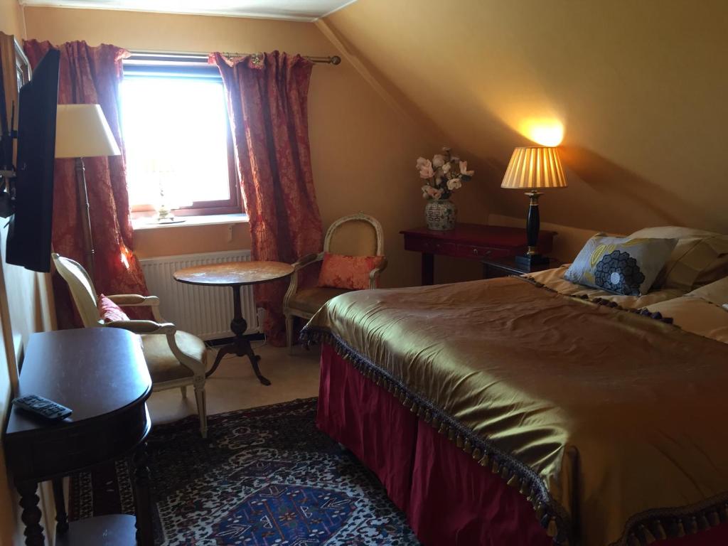 Schlafzimmer mit einem Bett, einem Tisch und einem Fenster in der Unterkunft Wiroth B&B Hannasvägen 41, Eget badrum, Aircondition in Hammenhög