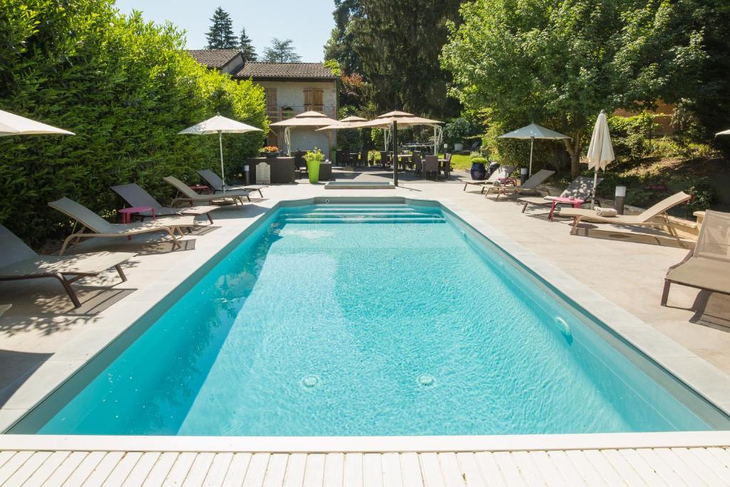 Bazén v ubytování Logis Hotel Le Petit Casset nebo v jeho okolí