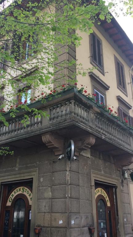 a building with a balcony on top of it at Brigid b&b in Florence