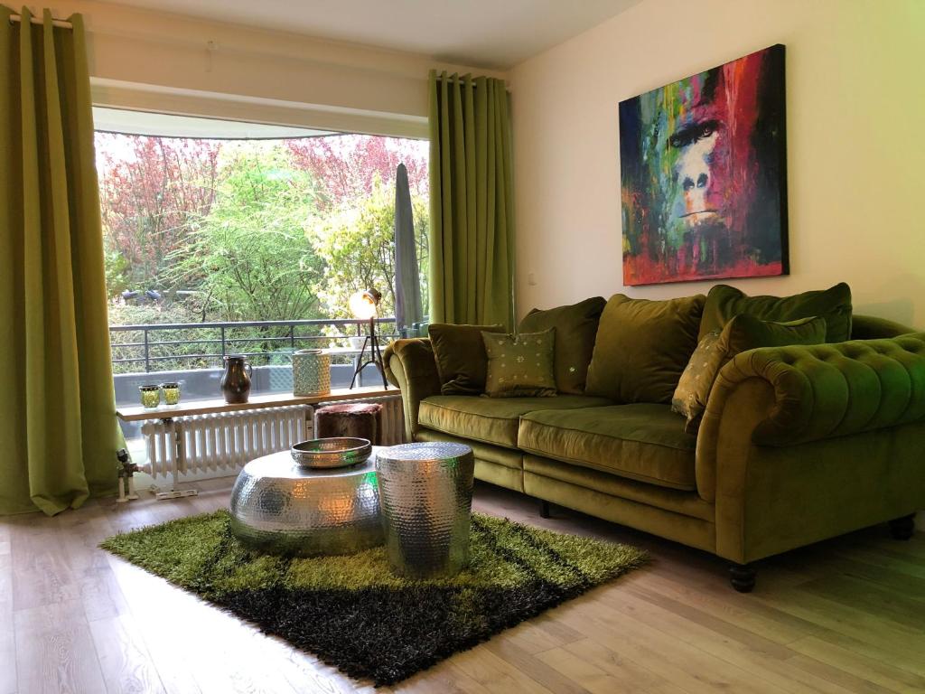 ein Wohnzimmer mit einem Sofa und einem großen Fenster in der Unterkunft Hamptons No.2 in Scharbeutz