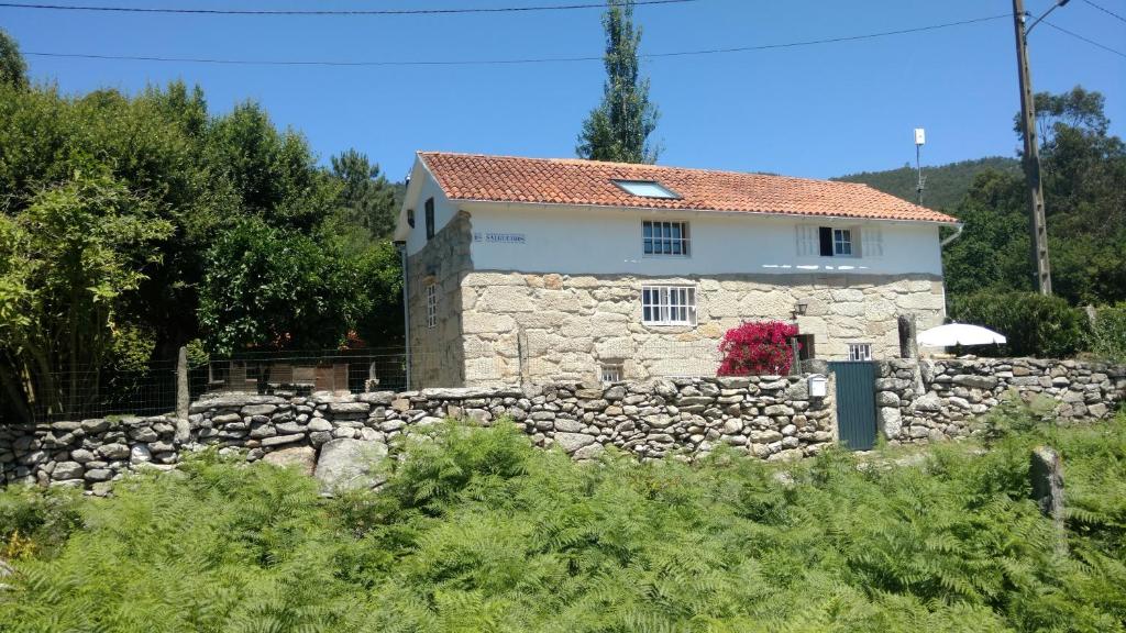 a stone house behind a stone wall at Os Salguieiros (the Willows) in Pontevedra