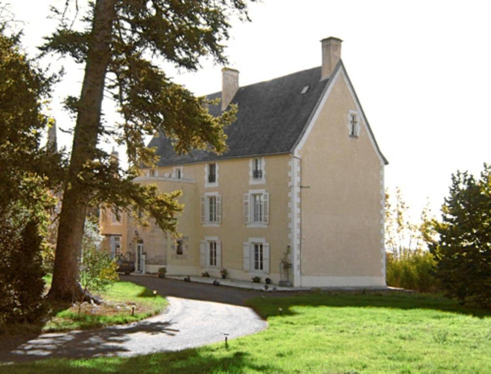 ein großes gelbes Haus mit einem Baum davor in der Unterkunft Château Ardilleux in Ardilleux