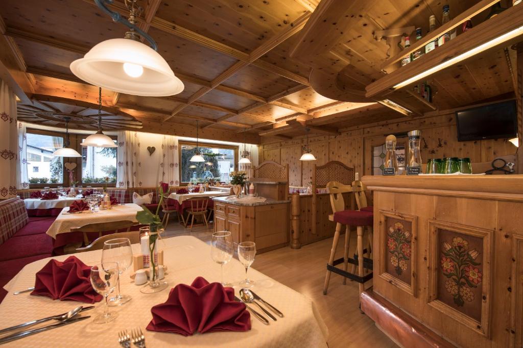 TV a/nebo společenská místnost v ubytování Hotel Angelika