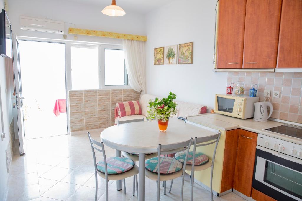 Kuchyň nebo kuchyňský kout v ubytování Chara's Sea View House