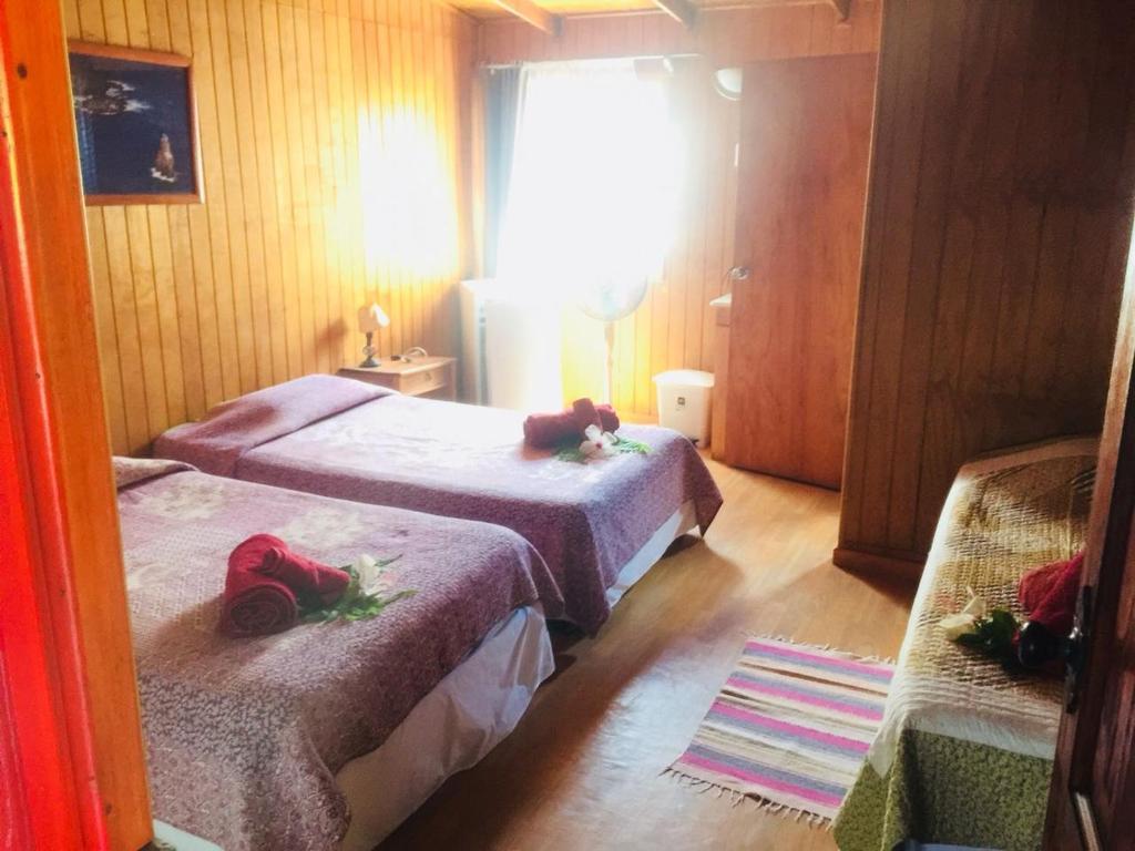 Postel nebo postele na pokoji v ubytování Kaimana Inn Rapa Nui