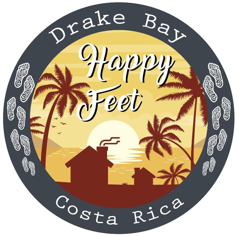 una etiqueta con las palabras "pies felices con palmeras y una casa" en Casita happy feet and tours drake bay, en Drake