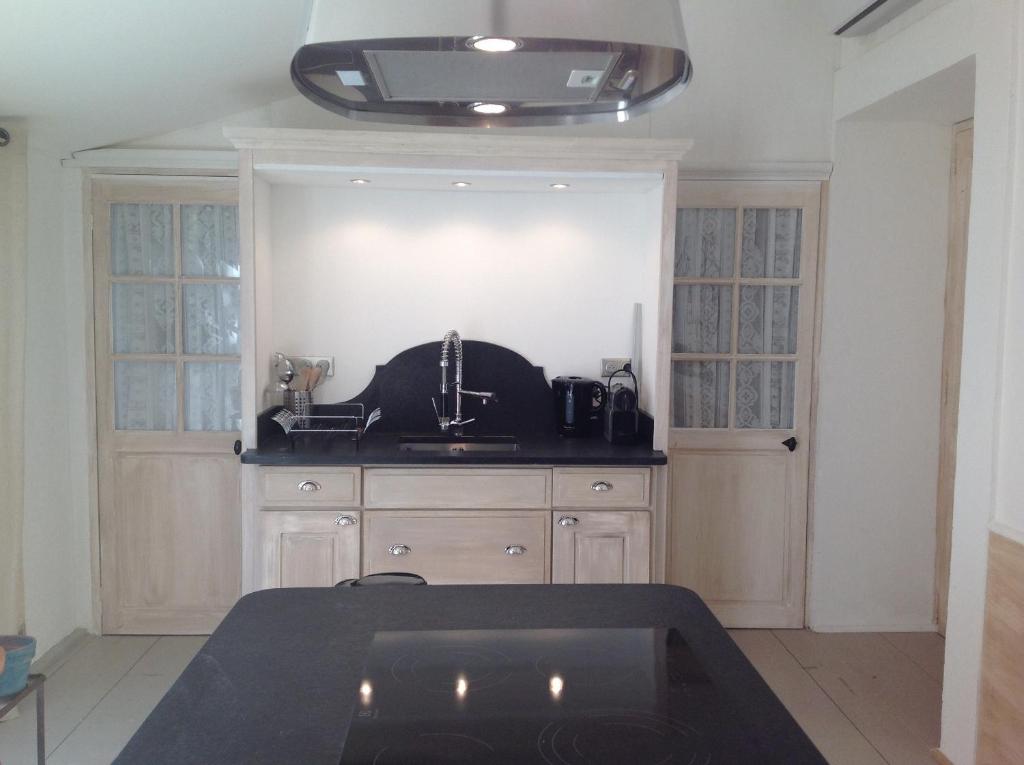 une cuisine avec un évier et un plan de travail dans l'établissement Les Colombes, à Lagnes