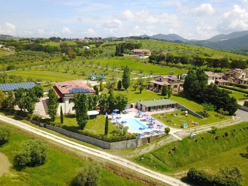 vista aerea di un resort con piscina di Agriturismo San Gregorio a San Vincenzo