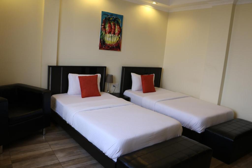 Postel nebo postele na pokoji v ubytování Gigiri Express Hotel
