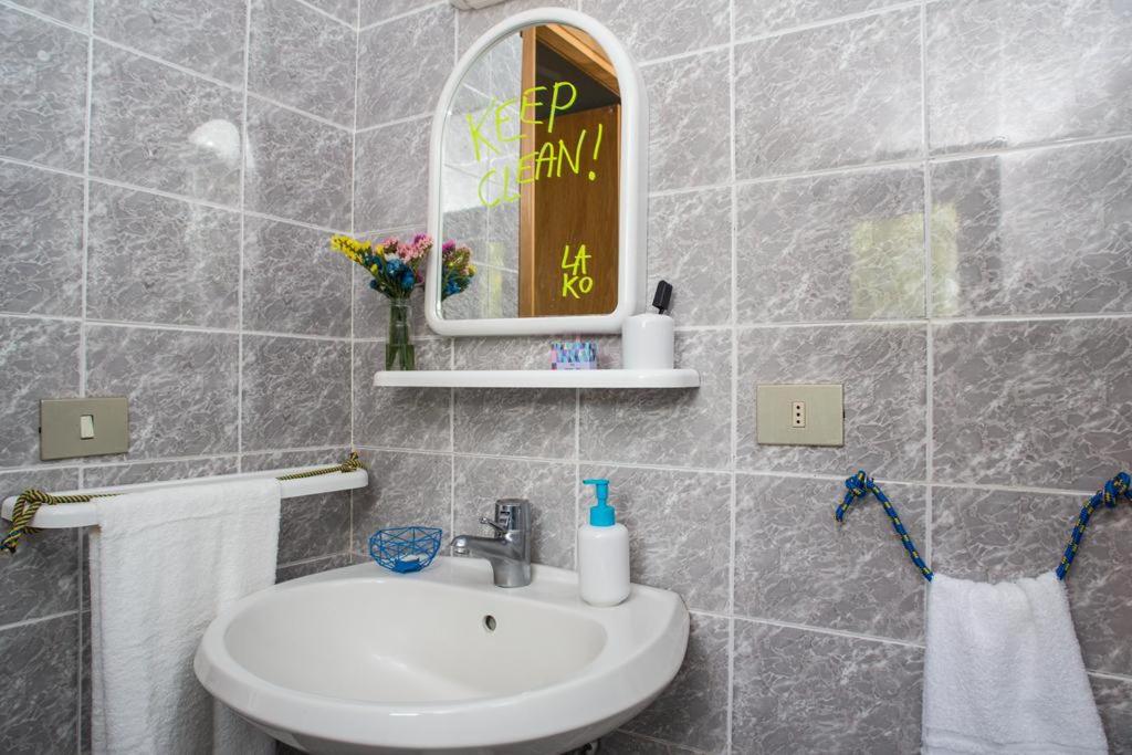 Koupelna v ubytování Lako Hostel