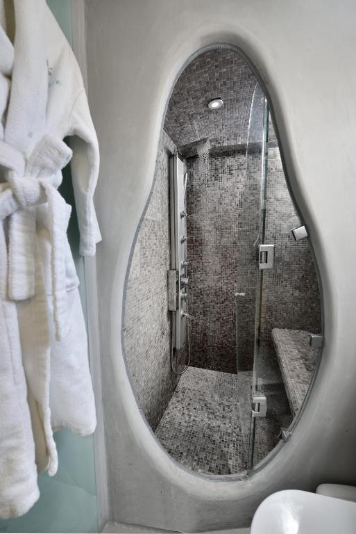 A bathroom at Little Venice Suites