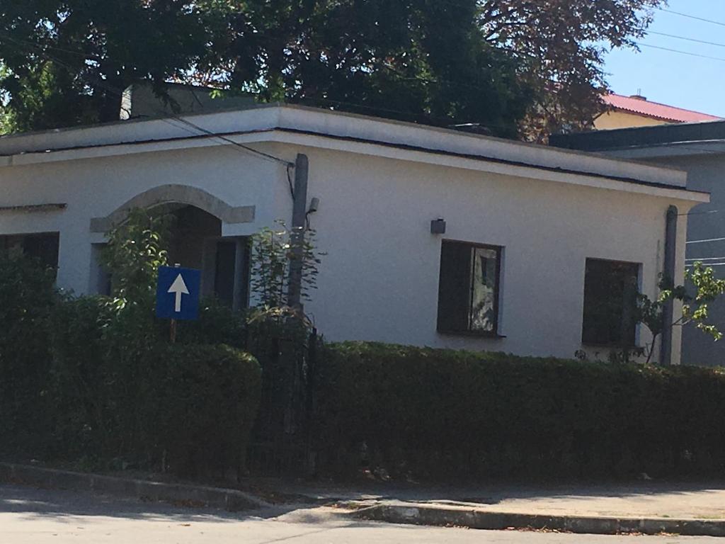 a white house with a blue sign in front of it at Villa am Schwarzen Meer in Eforie Nord