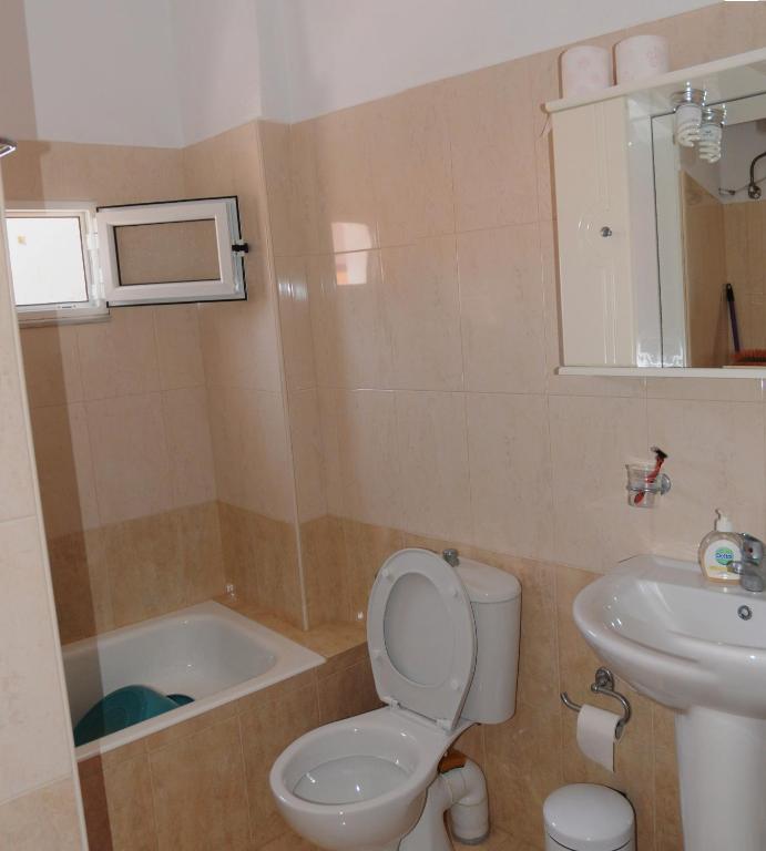 A bathroom at Faraggi Richti House