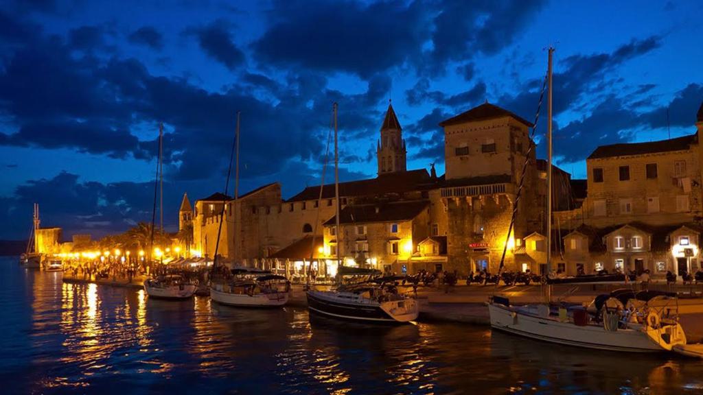 un groupe de bateaux garés dans un port la nuit dans l'établissement Holiday home Ruzmarin, à Trogir