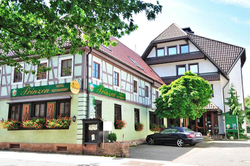 un bâtiment avec une voiture garée devant lui dans l'établissement Hotel Prinzen, à Kappelrodeck