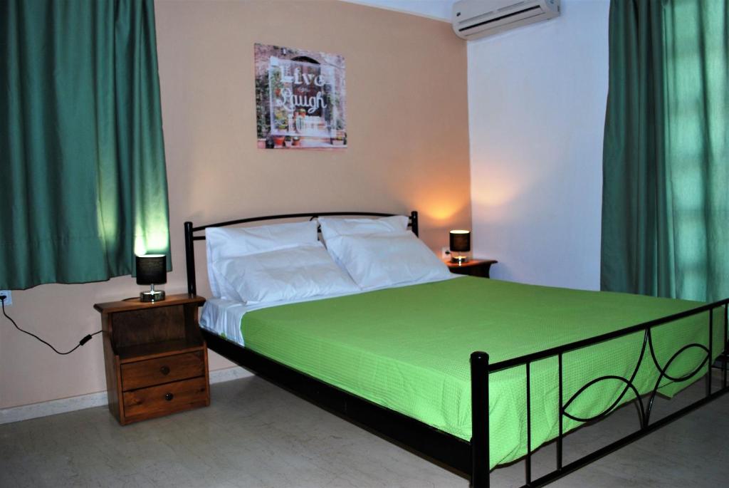 Łóżko lub łóżka w pokoju w obiekcie Koula Apartments