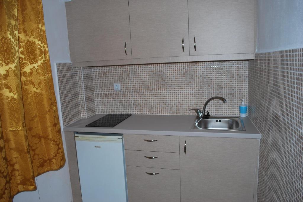 Kuchnia lub aneks kuchenny w obiekcie Koula Apartments